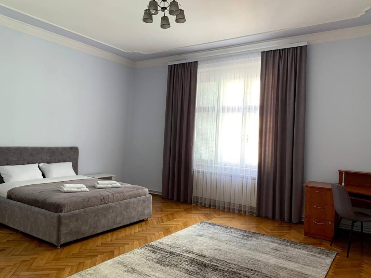 Apartment простора поряд чну